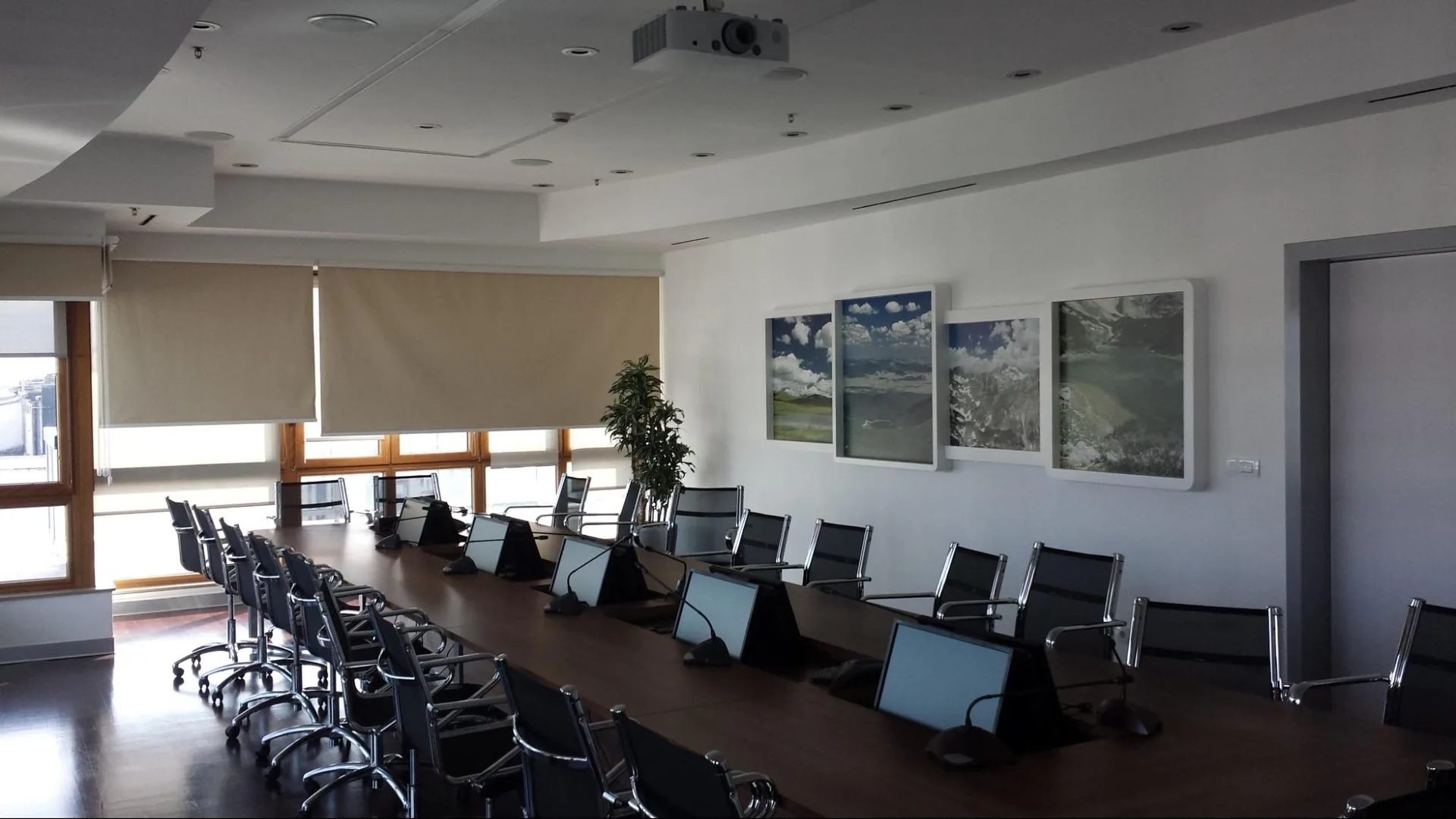 UPRAVNA ZGRADA CRNOGORSKOG TELEKOMA, Podgorica. Sala za sastanke sa zavjesama i prozorima duž zida.