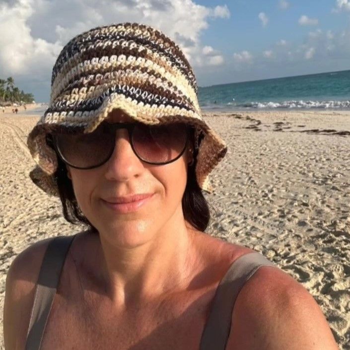 Gorro tejido a mano usado en un entorno de playa