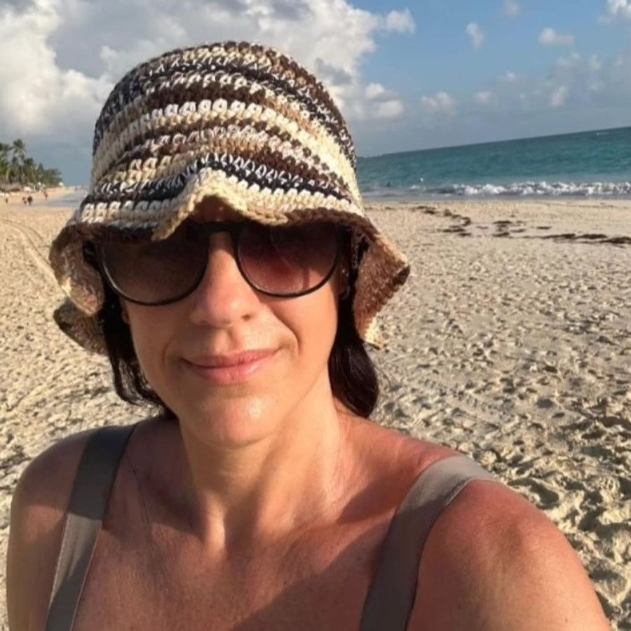 Gorro tejido a mano usado en un entorno de playa