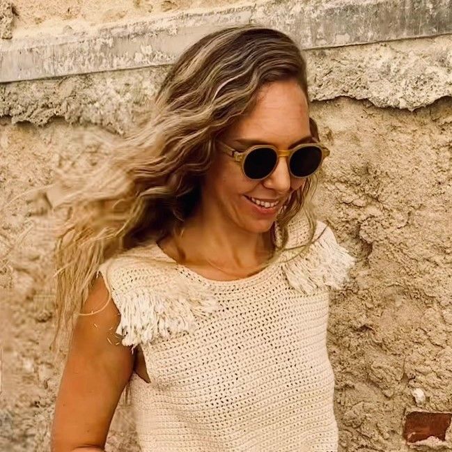 Detalle de suéter tejido a mano en uso en ambiente urbano