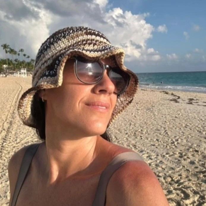 Mujer usando gorro tejido artesanal en la playa