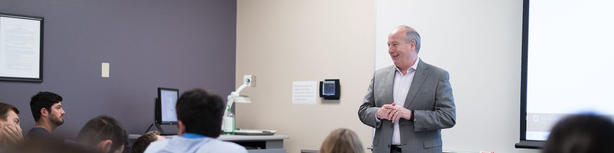 A human resources professor leads a classroom discussion.