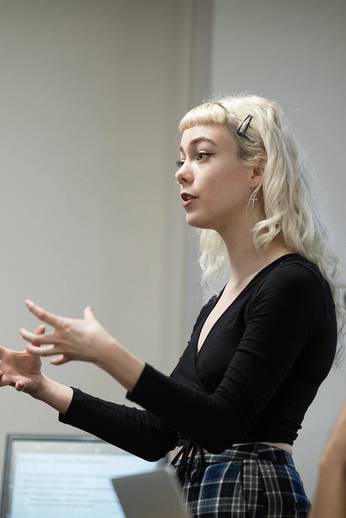 Madeleine Scott ’19 speaks in her seminar class.