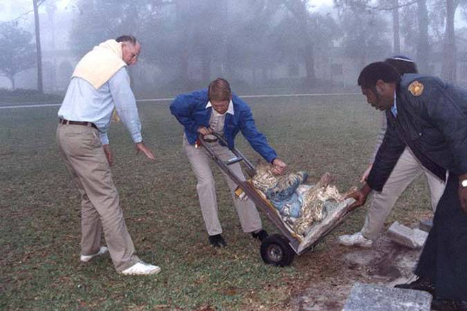 President Thad Seymour helps guide Rollins’ fox statue out onto campus for the revival of Fox Day in 1978. 