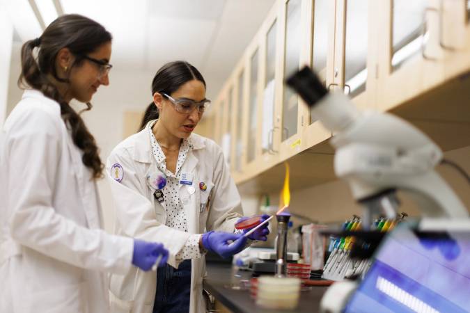 Biology professor Brendaliz Santiago-Narvaez and student Tiffany Rojas