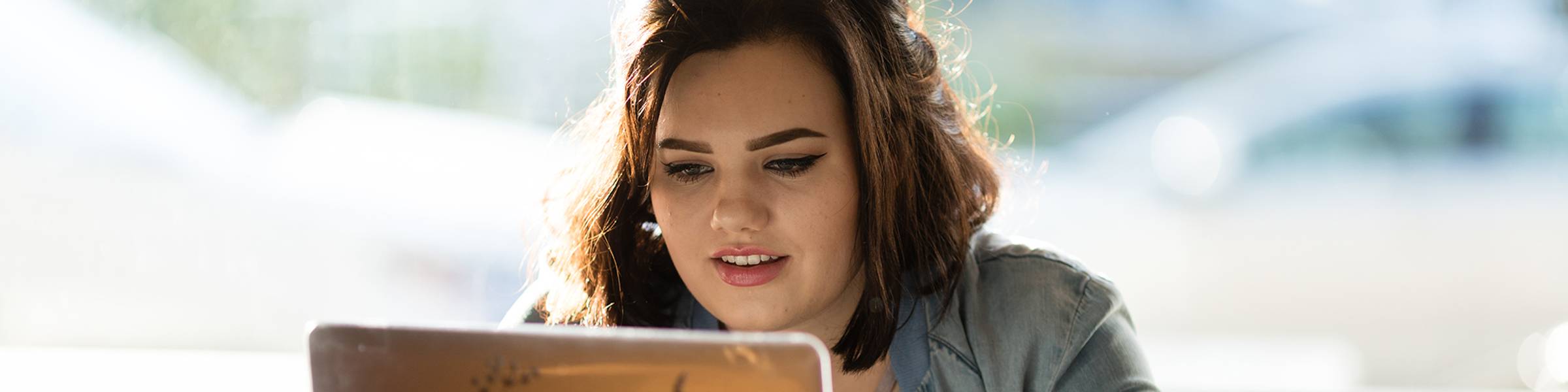 A student works at Barnie’s CoffeeKitchen on original content for the company’s blog.