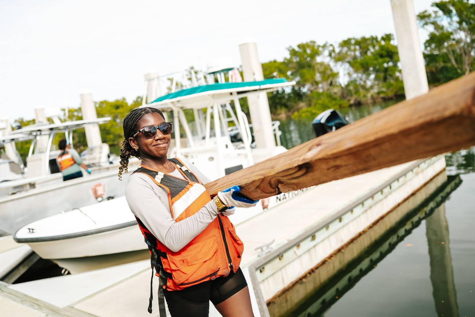 Student Taylor Evans ’28 participates in an Immersion program outing in Biscayne Bay and the Everglades.