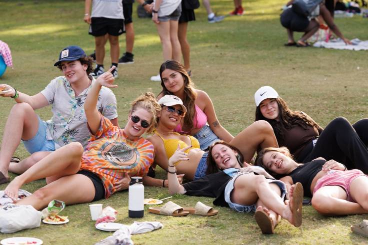 Students eat and relax together on Mills Lawn on Fox Day 2023.