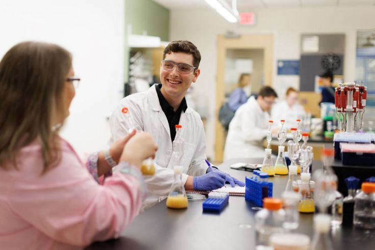 Jay Kirkley ’24 with chemistry professor Kasandra Riley