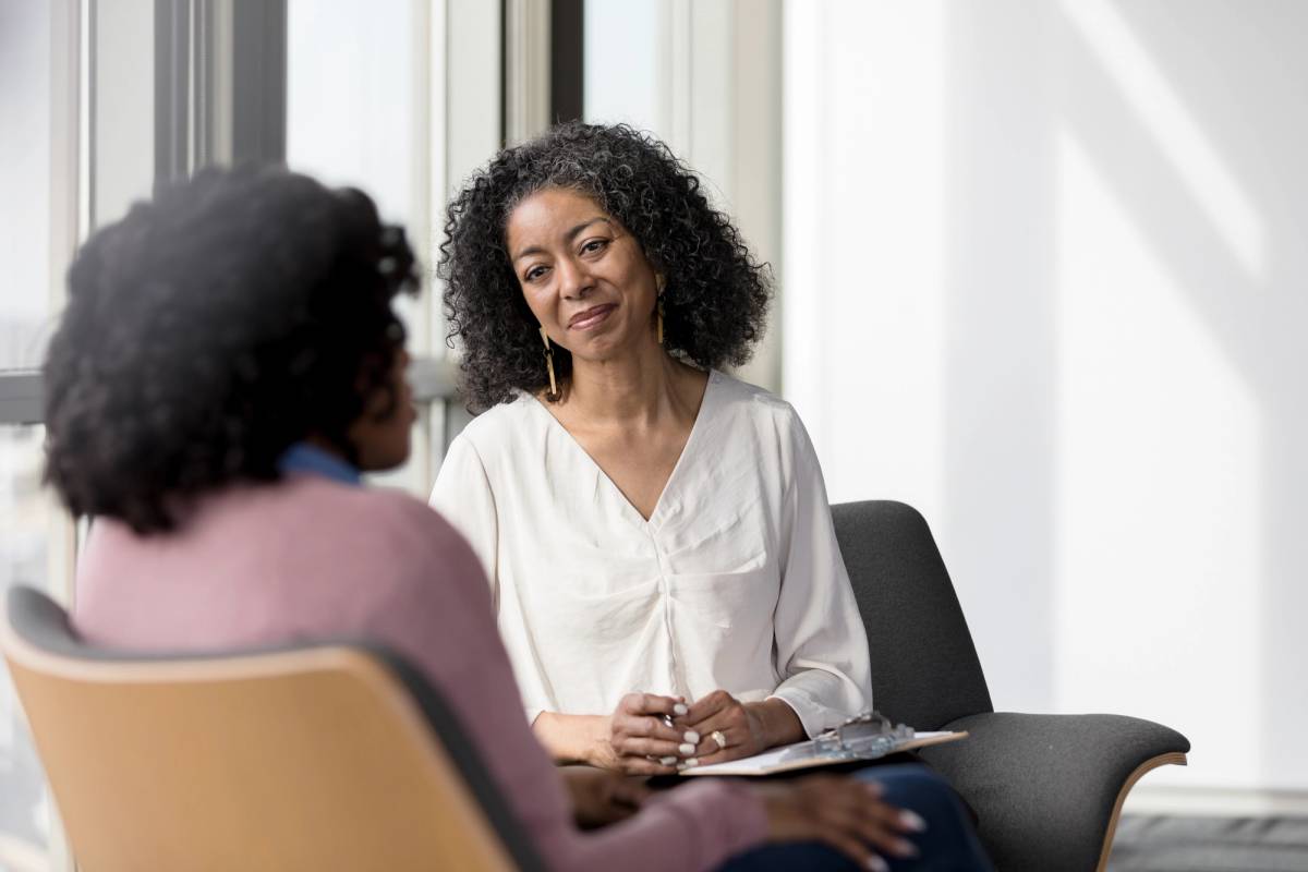 A mental health counselor meets with a patient.