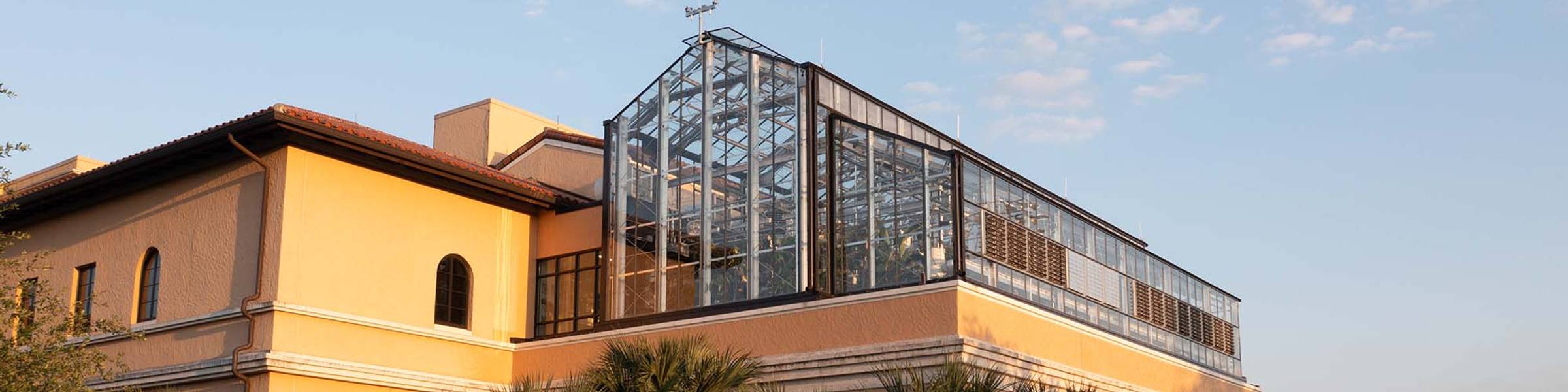 Exterior photo of the Rollins greenhouse, on top of the Bush Science Center.