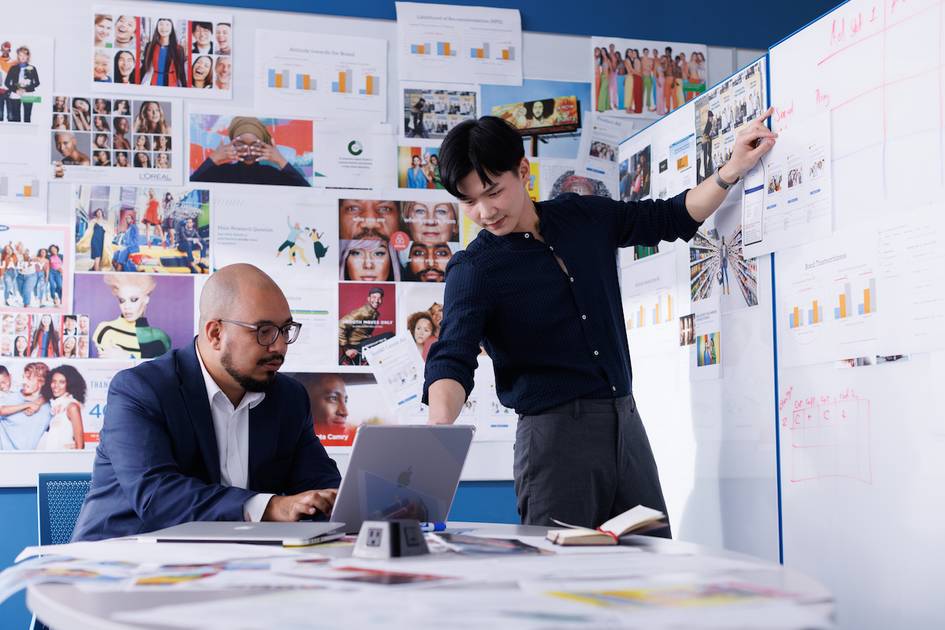 A business Rollins professor works on research with a student.