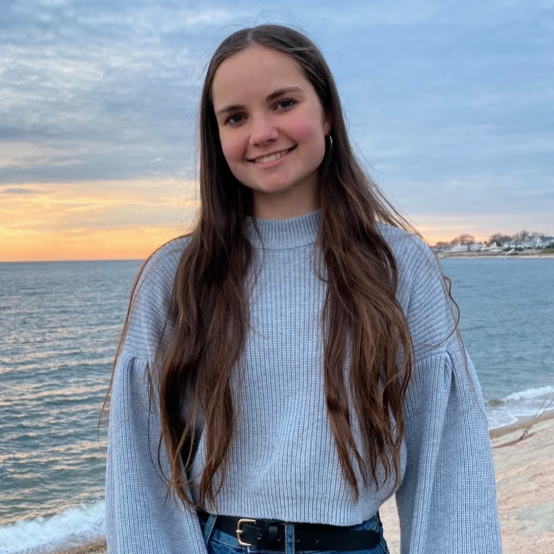 Rollins student Vivian Thompson ‘26 poses on a beach