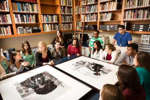 A class discusses a pair of black and white photographs.