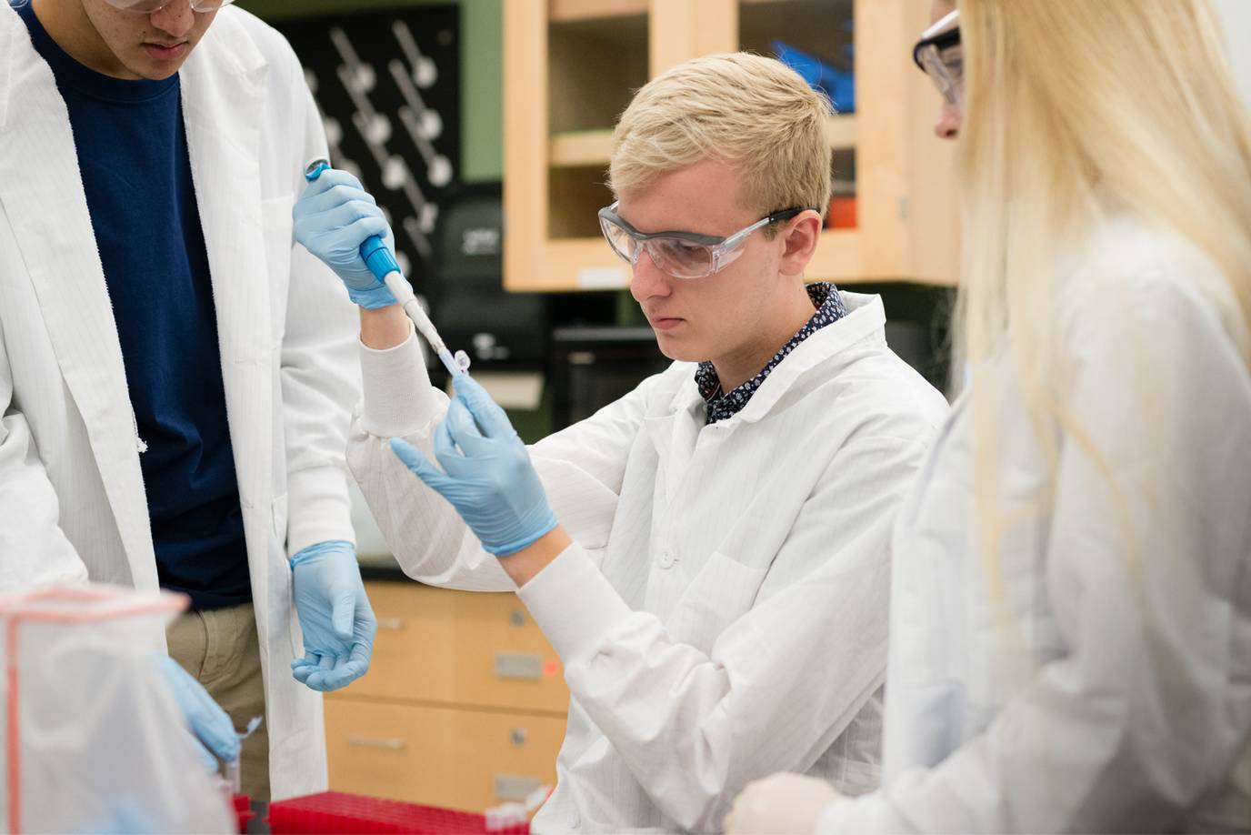 Issac Gorres ’21 working with fellow students in a biology lab.