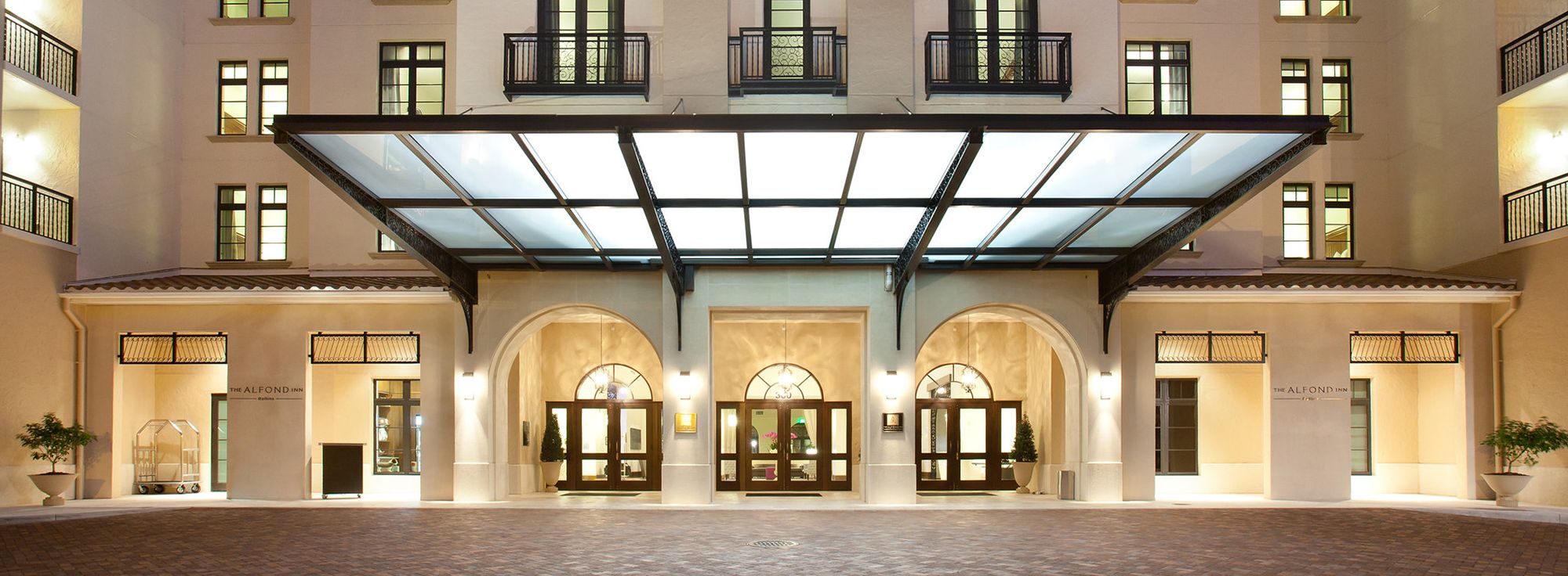 An exterior photo of The Alfond Inn at Rollins College in Winter Park, FL 32789.