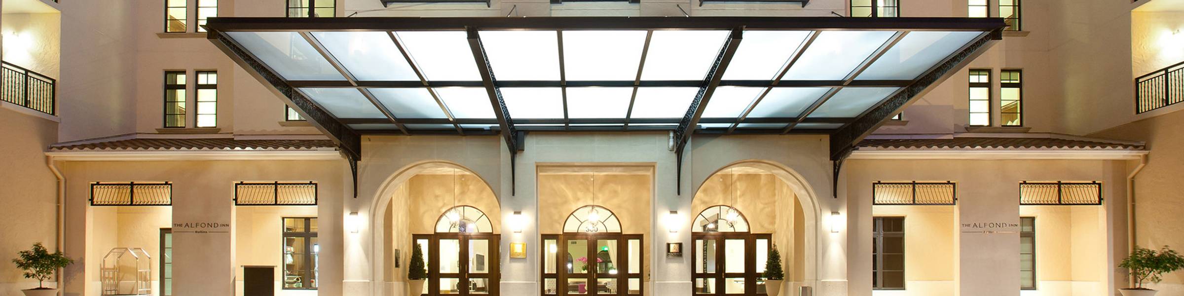 An exterior photo of The Alfond Inn at Rollins College in Winter Park, FL 32789.