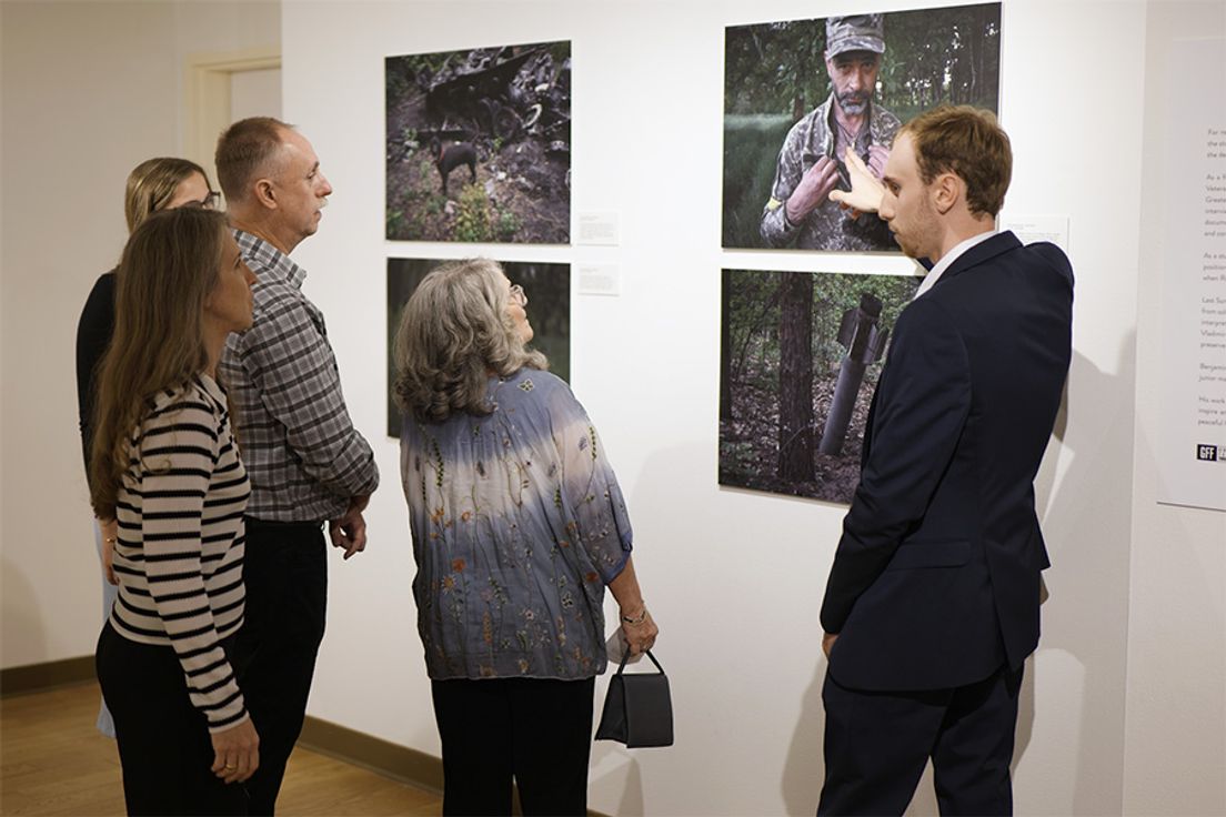 Ben Mack-Jackson ’24 explains photography exhibition from the Ukraine at the Orlando Museum of Art.