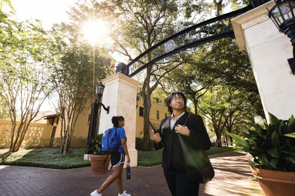 Hannah Jackson ’21 ’22MBA walking through one of Rollins’ gateways to campus.