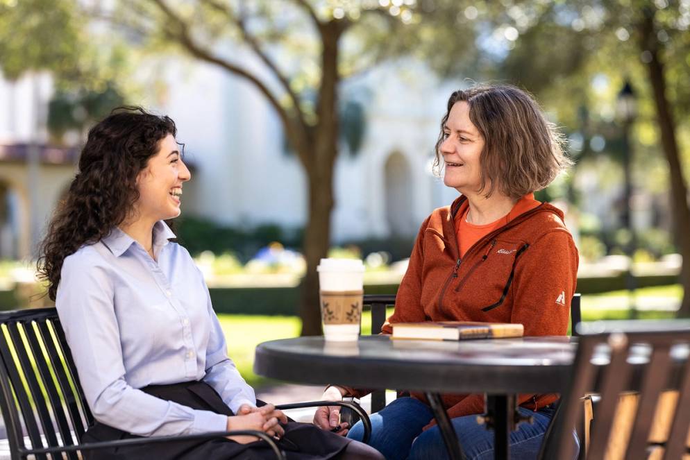 A student engages with an alumni mentor.