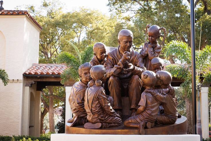A bronze sculpture depicting Rollins alumnus Fred Rogers surrounded by children. 