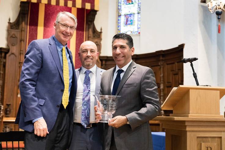 Jose Fernandez ’92 receiving the 2018 Alumni Service Award from Rollins President Grant Cornwell.