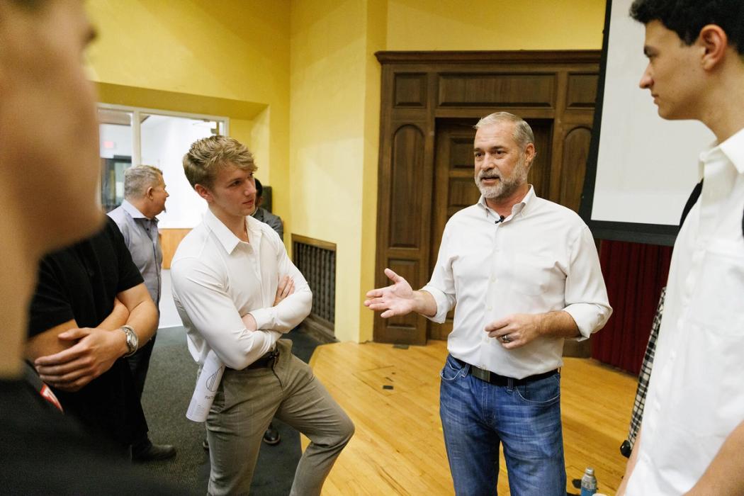 An alumni mentor speaks with a small group of Rollins students.