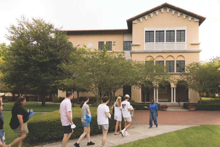 Rollins diplomat giving a campus tour