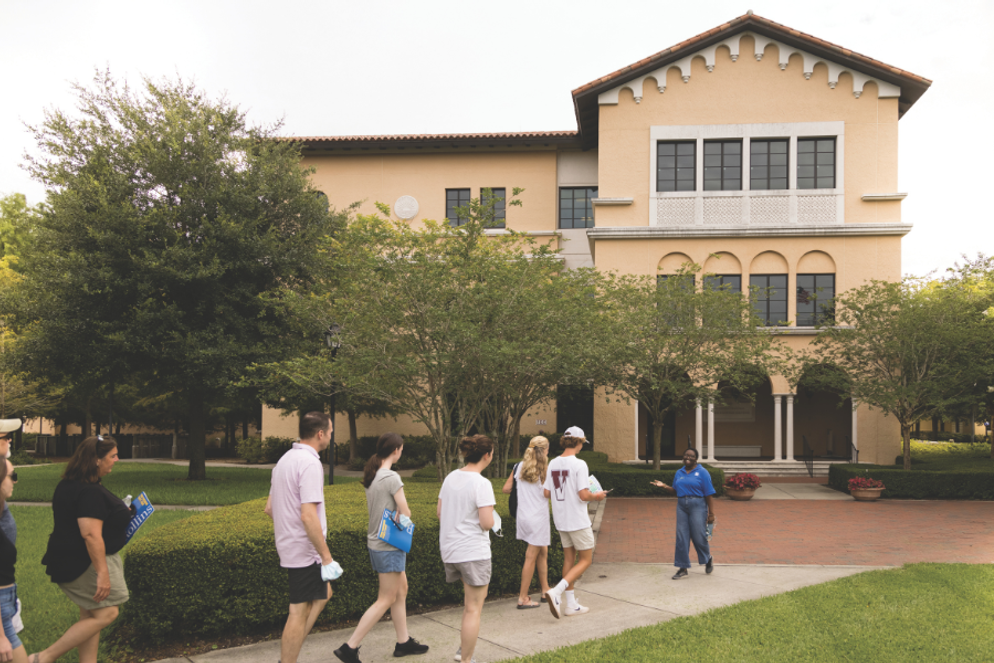 Rollins diplomat giving a campus tour