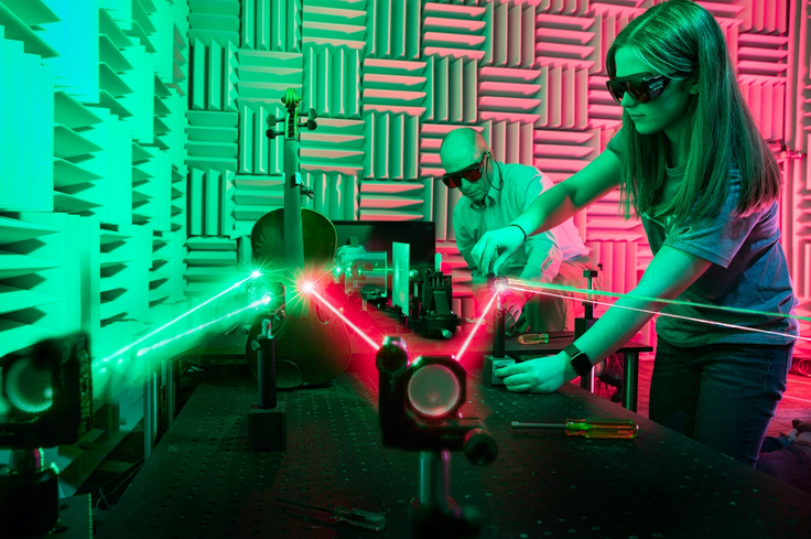 Lauren Neldner ’20 and physics professor Moore conduct an acoustics experiment with lasers.