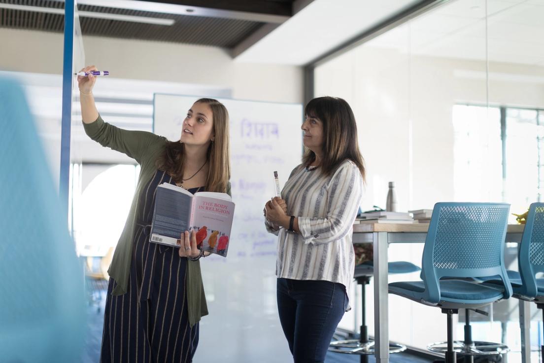 Jacqueline Bengtson ’22 and religion professor Yudit Greenberg collaborate in the Social Impact Hub.