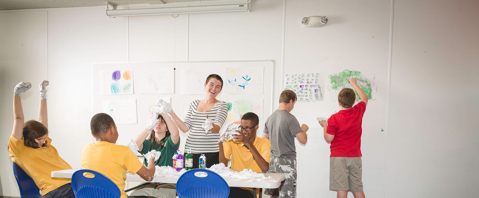 Meredith Ewen teaching children art as part of the Bonner Leader Program