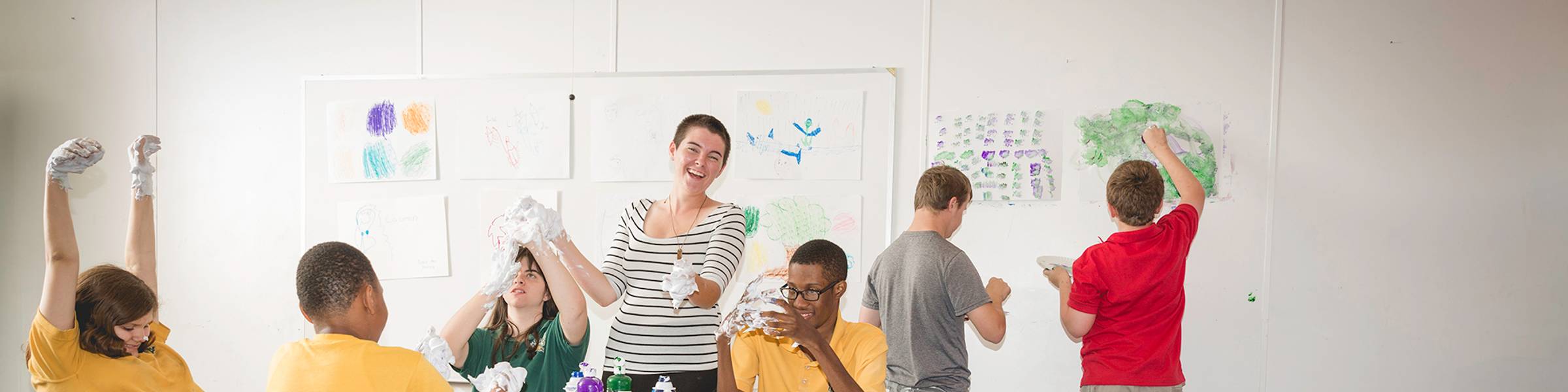 Meredith Ewen teaching children art as part of the Bonner Leader Program