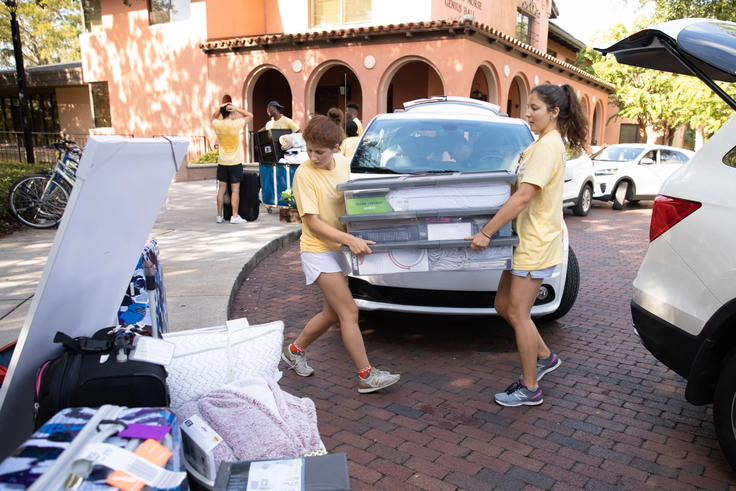 Rollins volunteers helping students move into Elizabeth Hall on move-in day.