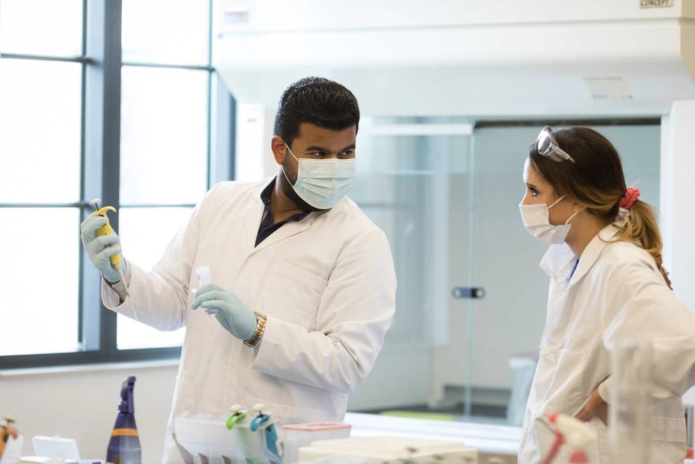 Raul Tavarez Ramirez ’21 in a Rollins biology lab.