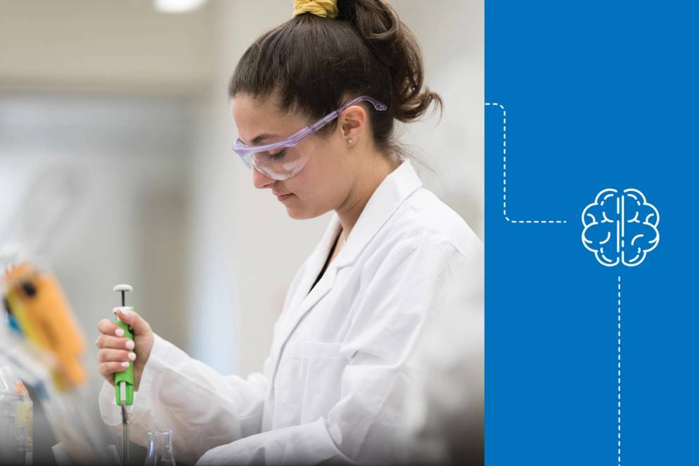 Marissa Cobuzio ’19 performing a biology experiment in a Rollins lab.