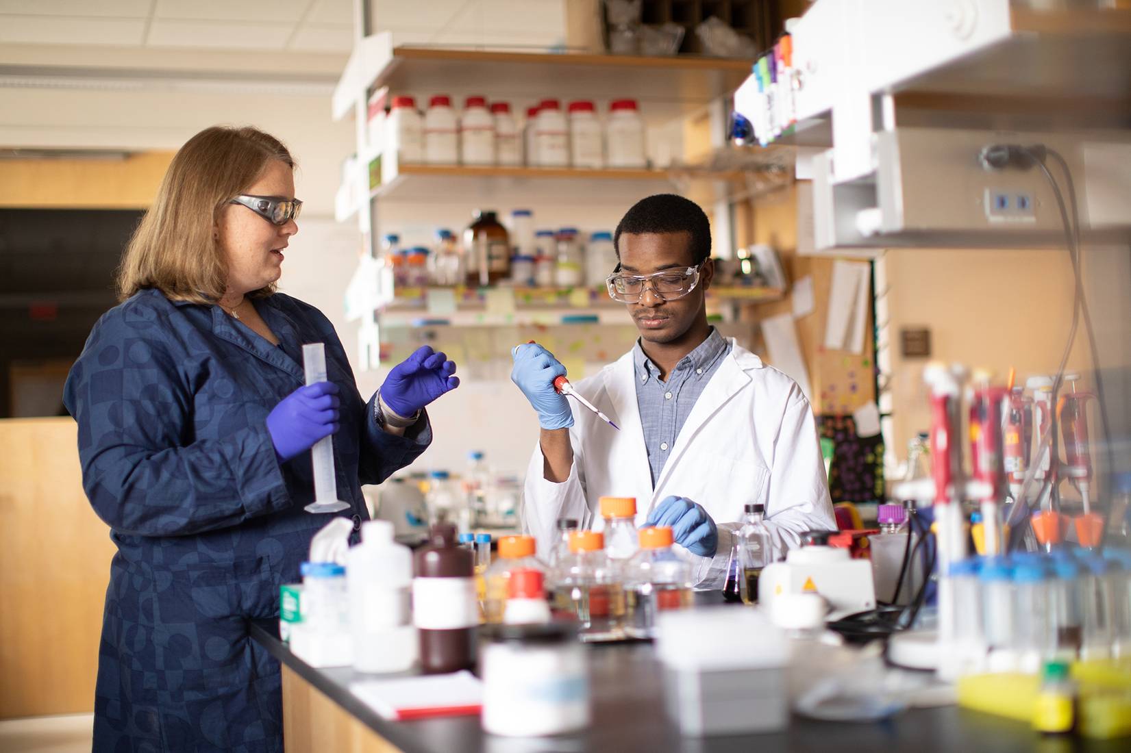 Kasandra Riley and Brandon McNichol ’19 work together in a chemistry lab.