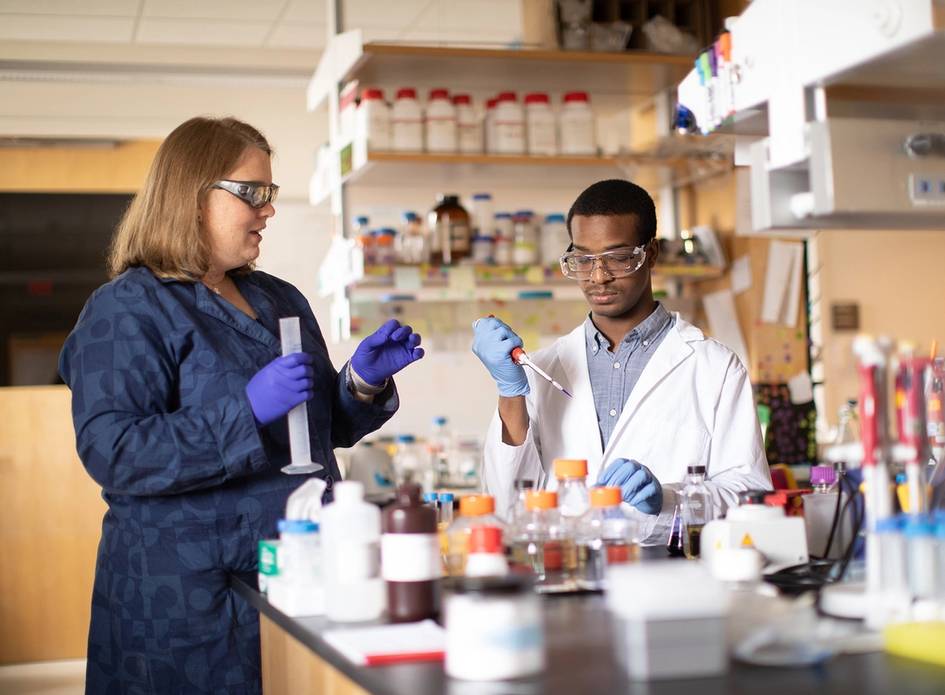 Rollins Chemistry professor Kasandra Riley works with student on a research project through the Student-Faculty Collaborative Scholarship Program
