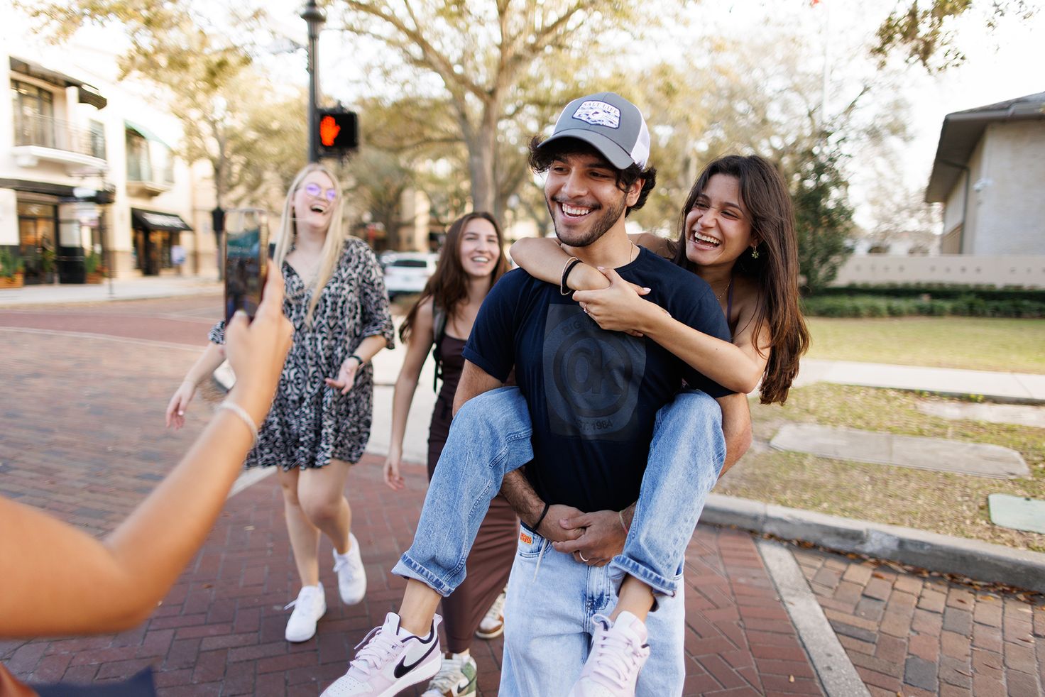 Students exploring Park Avenue and downtown Winter Park.