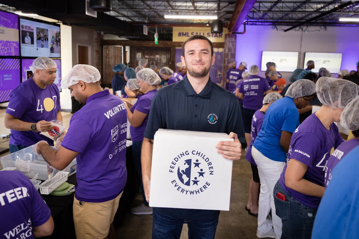 Andrew Boyd ’21 interning at an event boxing food for Feeding Children Everywhere.