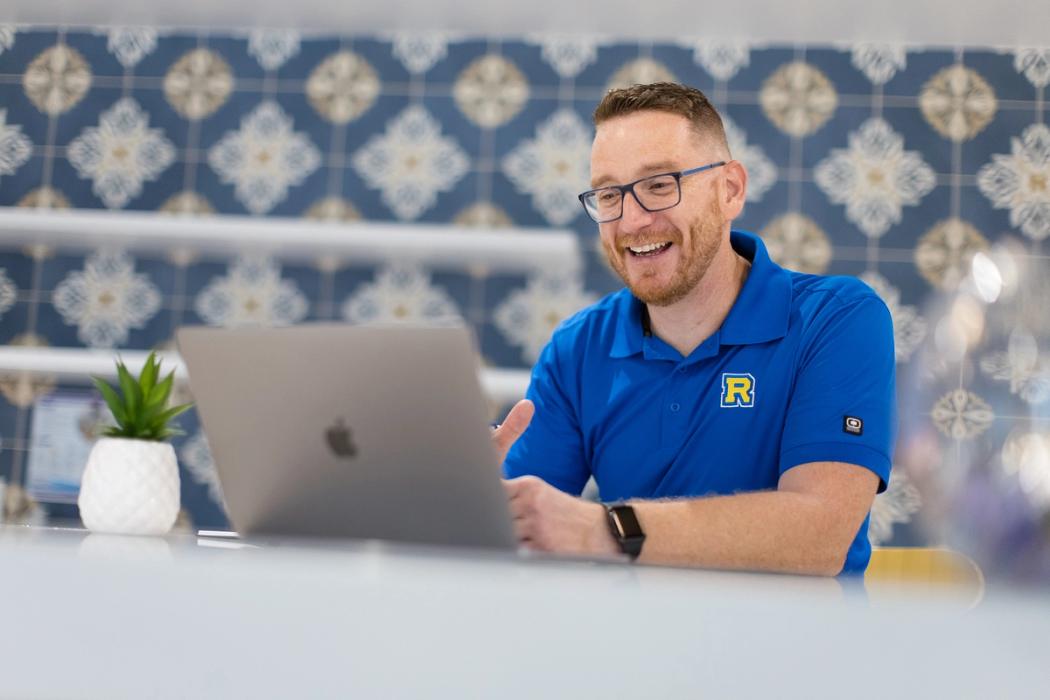 A Rollins admission counselor meets one-on-one with a potential student.