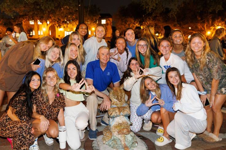 President Cornwell and students gather around the fox on Tars Plaza to announce Fox Day 2023.