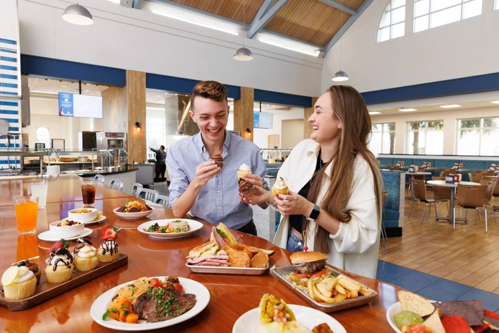 Students enjoying Rollins Marketplace dining