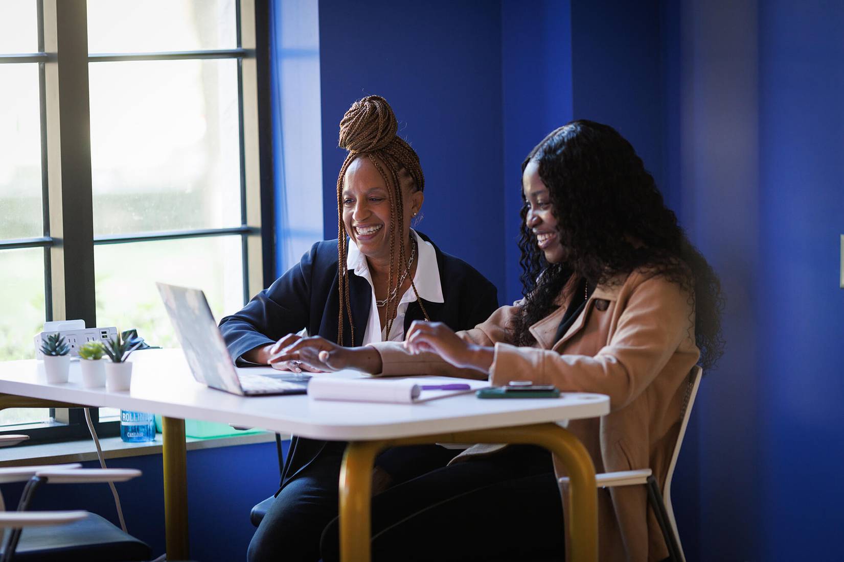 An alumni mentor works with a Rollins student