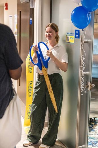 Art history major and Bonner Leader Sophie Foster ’24 at the opening of the Tars Pantry.