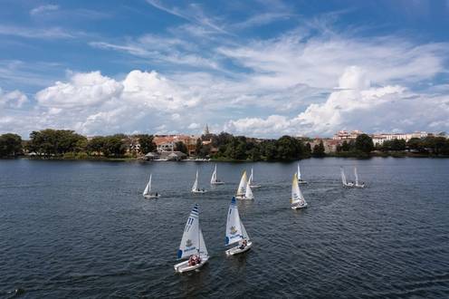 Students in sailboats on Lake Virginia.