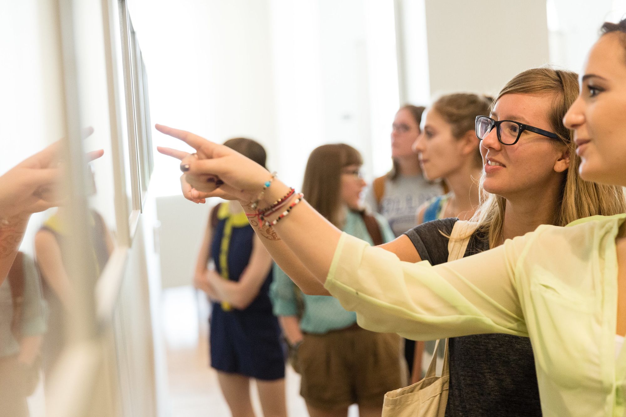 A docent explains an artwork to a group of students at Rollins’ fine arts museum.