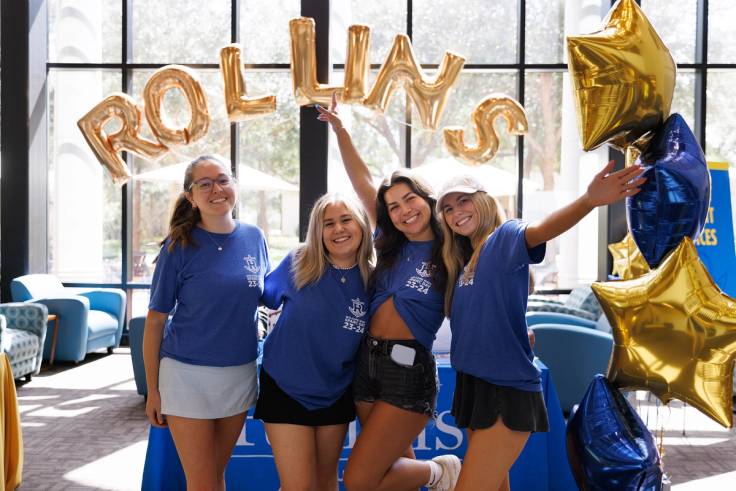 Rollins peer mentors during orientation with Rollins balloons behind