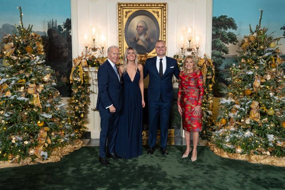 Davis and his wife, Nikki ’15, pose with President Joe Biden and First Lady Jill Biden at the White House.