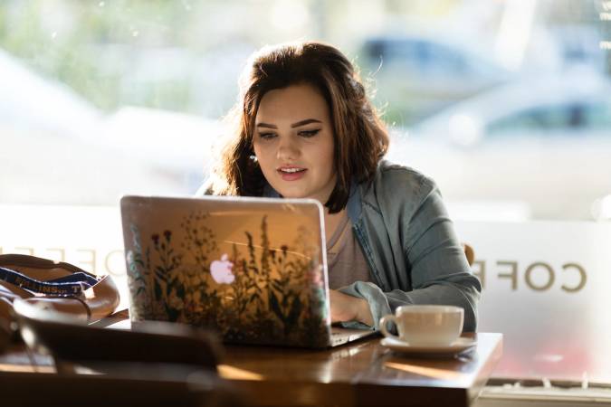 Student creating original blog content for Barnie’s CoffeeKitchen on-site at the company’s Park Avenue location.